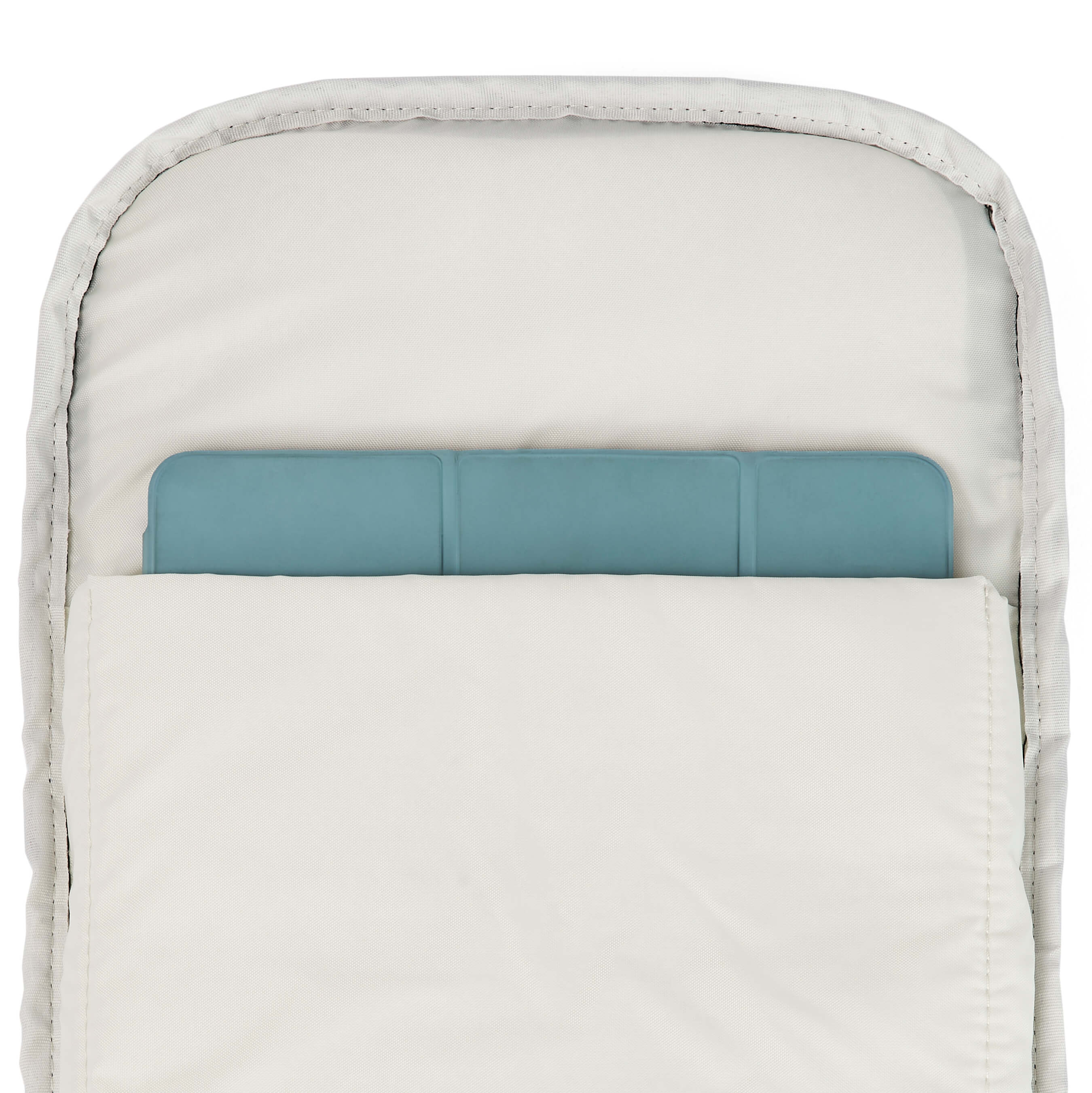 Ela Mo™ Flow Rucksack | Beauty in Darkness. Ein graues, separates Laptopfach im Innenbereich des Rucksacks.