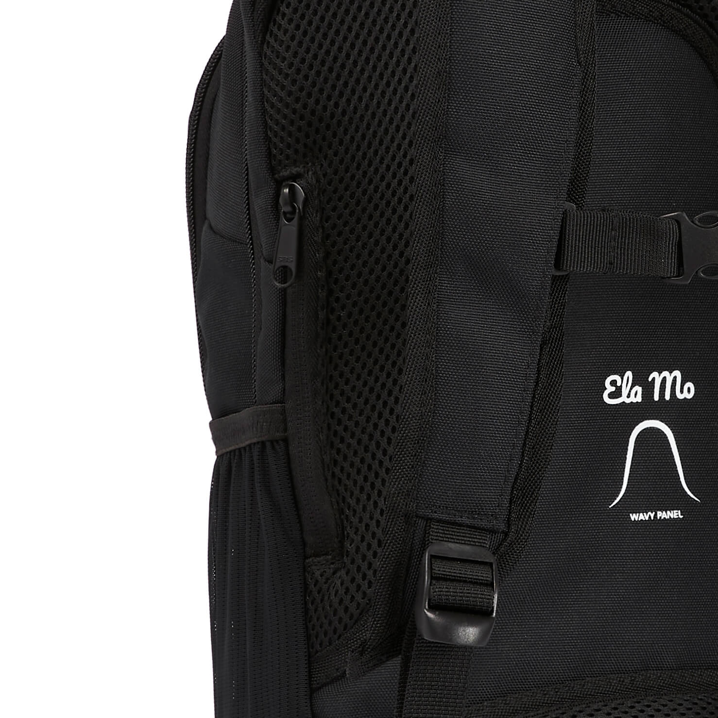 Ela Mo™ Flow Rucksack | Beauty in Darkness. Kleines Fach mit Reißverschluss seitlich links am Rucksack