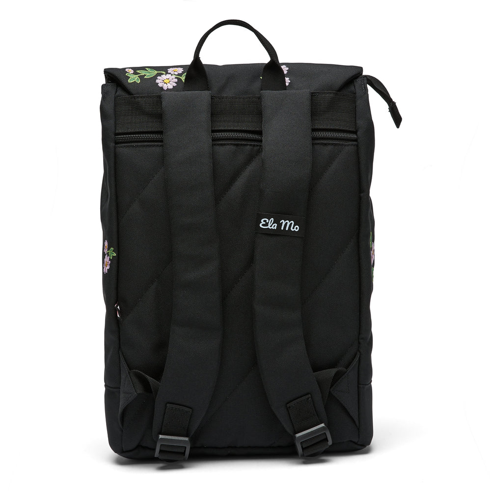 Ela Mo™ Daypack Rucksack | Embroidery Edition Upsy Daisy. Die Rückseite des Rucksacks mit Schulterriemen und Außenfach.