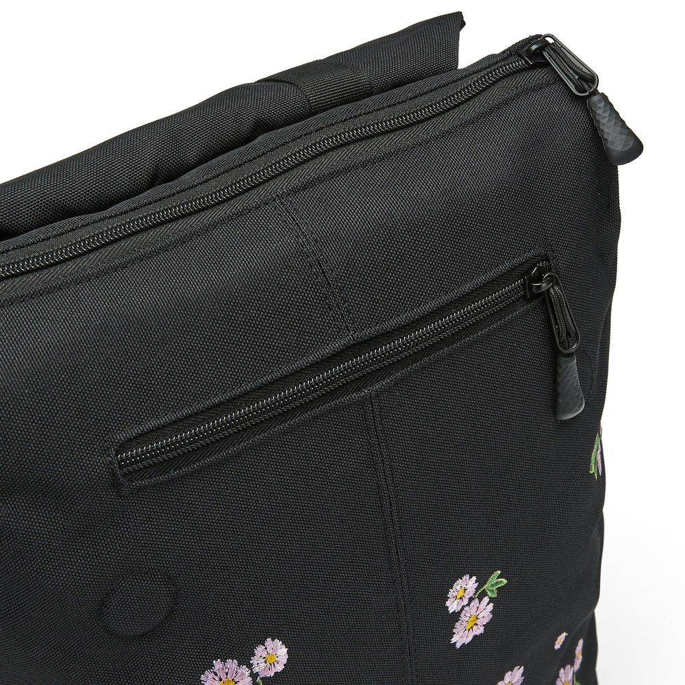 Ela Mo™ Daypack Rucksack | Embroidery Edition Upsy Daisy. Rucksack mit zwei Hauptfächern und Reißverschluss.