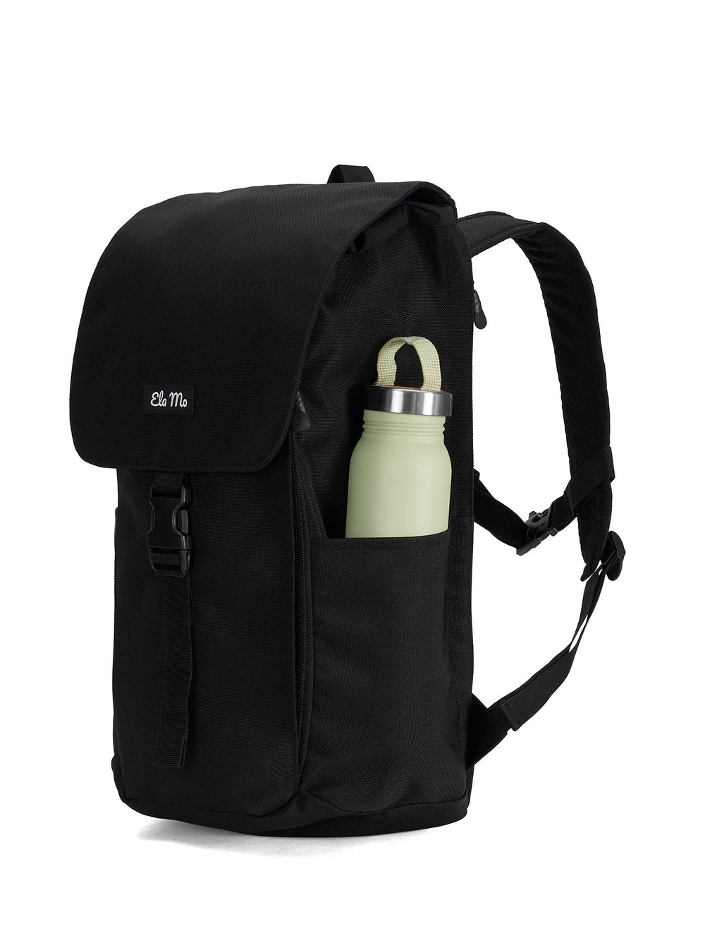 Ela Mo™ Everywhere Daypack | Black. Ein schwarzer Rucksack mit einer Wasserflasche in der Seitentasche.