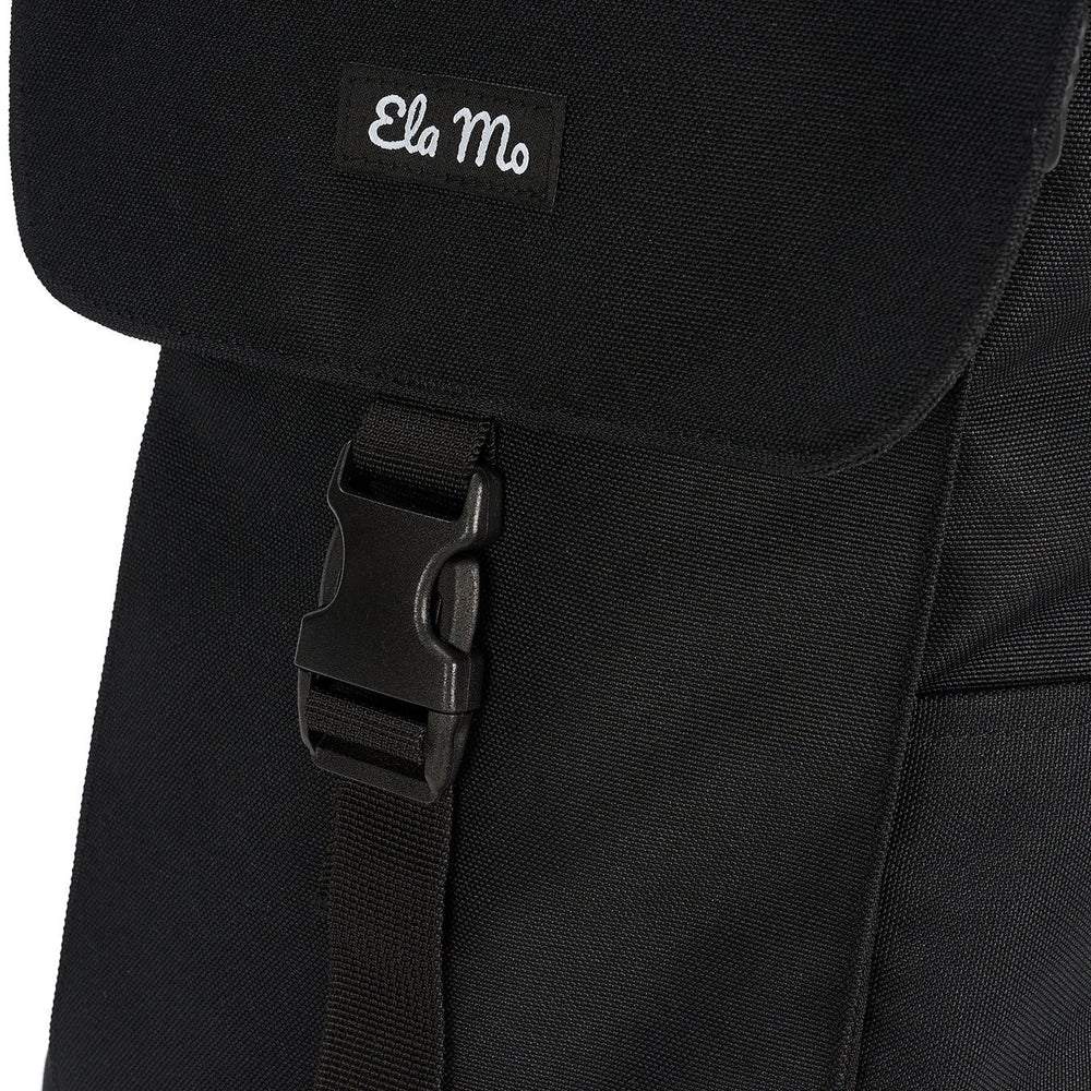 Ela Mo™ Everywhere Daypack | Black. Ein schwarzer Rucksack mit geschlossenem Klickverschluss an der Vorderseite.