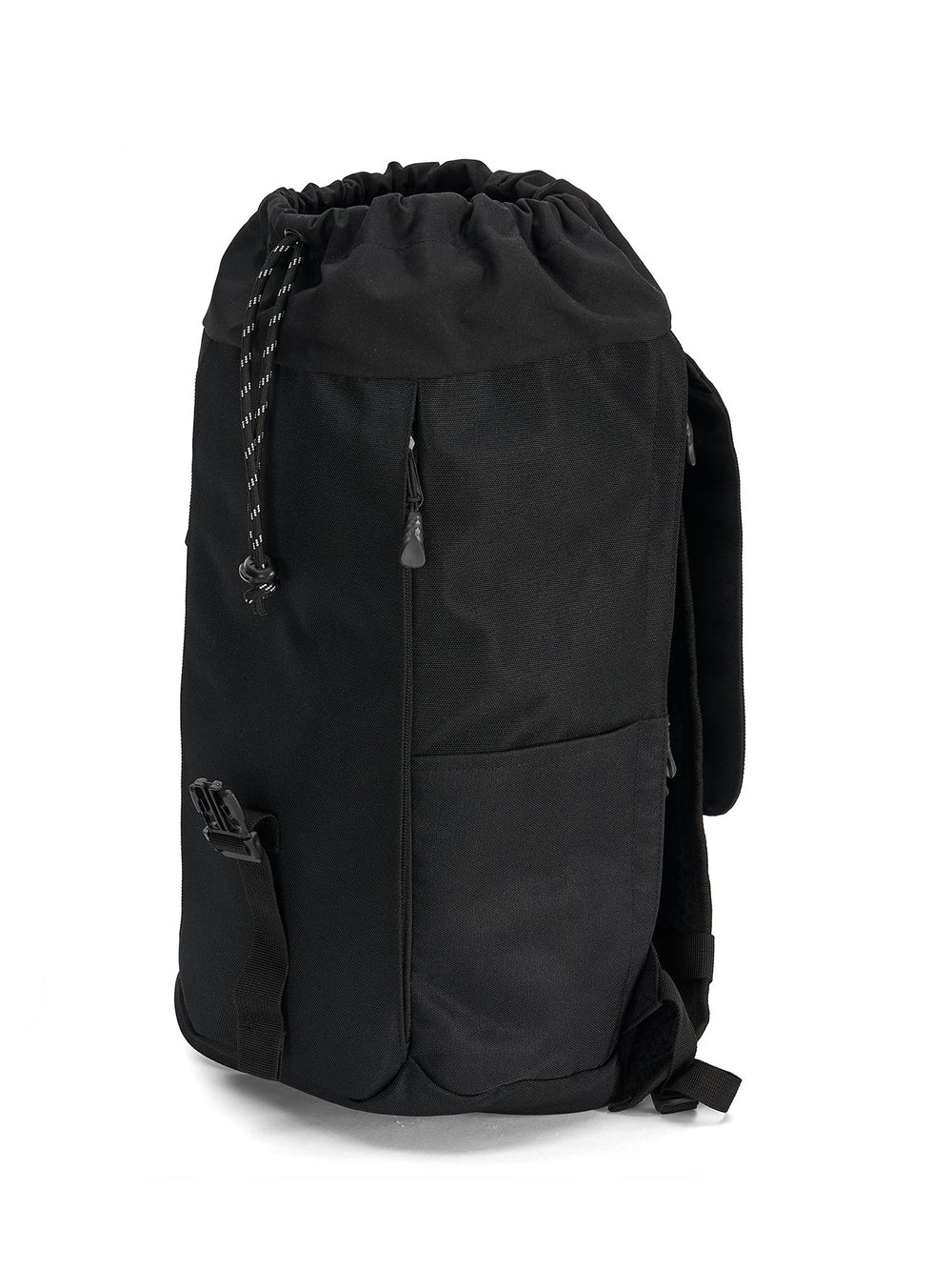 Ela Mo™ Everywhere Daypack | Black. Ein schwarzer Rucksack, Seitenansicht, mit erweiterbarem Volumen dargestellt.