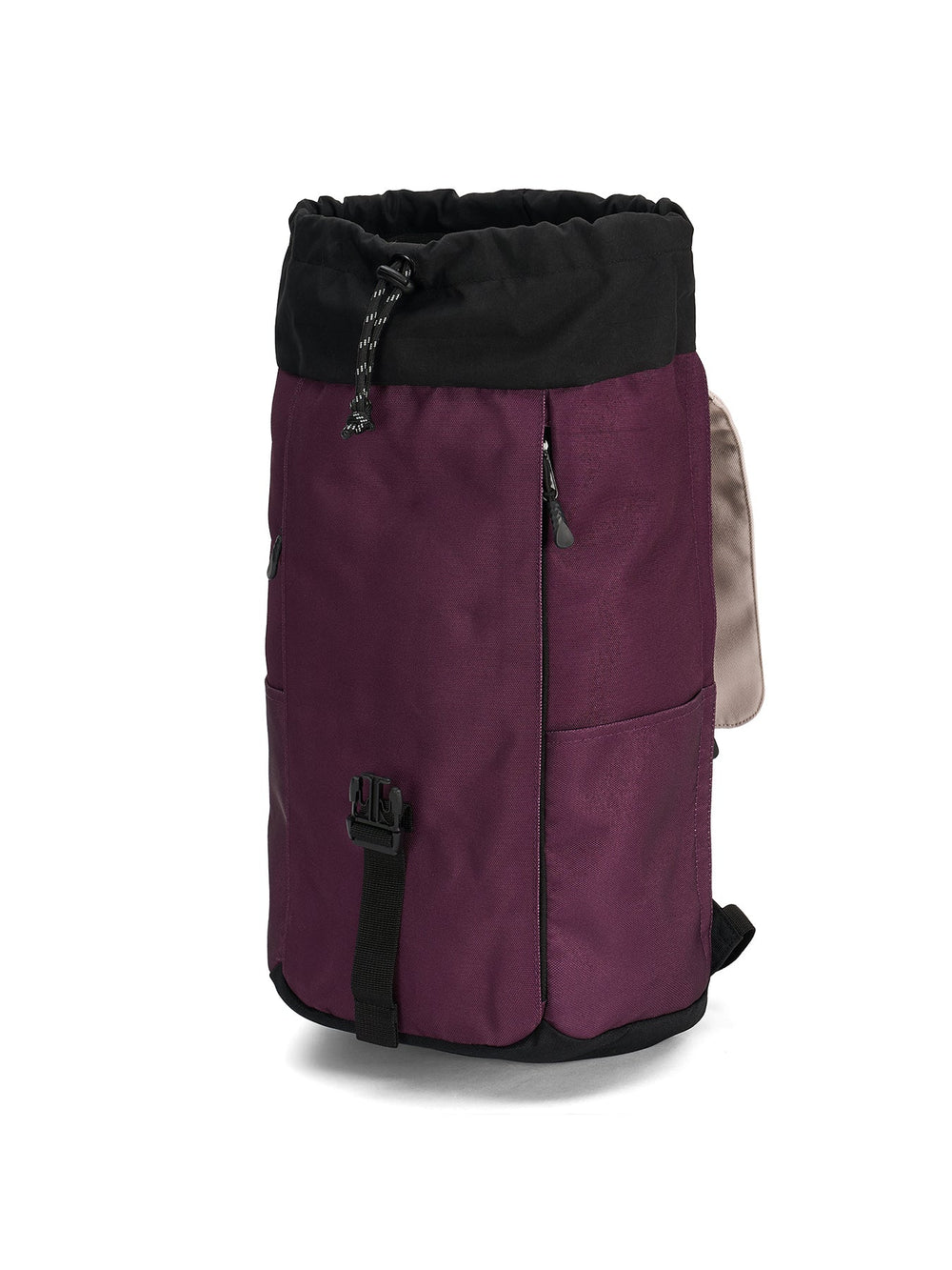 Ela Mo™ Everywhere Daypack | Grape. Ein dunkellilafarbener Rucksack mit geöffnetem Kordelzug auf weißem Hintergrund.