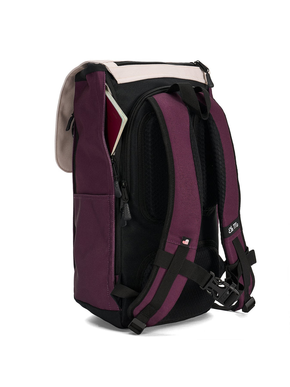 Ela Mo™ Everywhere Daypack | Grape. Ein dunkellilafarbener Rucksack mit beigem Deckel und einem Geheimfach an der Seite.