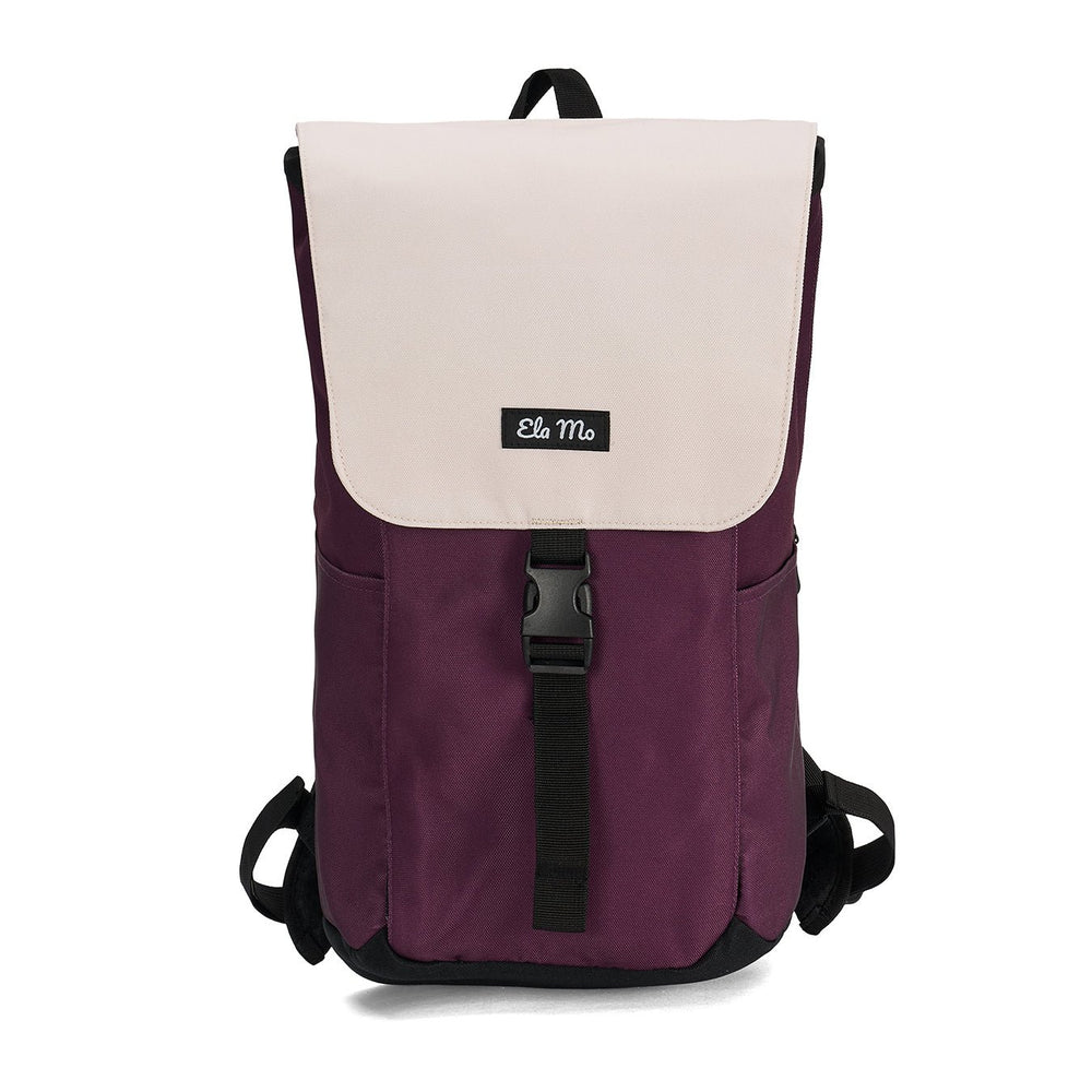 Ela Mo™ Everywhere Daypack | Grape. Dunkellilafarbener Rucksack mit beigem Deckel und Herstellerlogo auf weißem Hintergrund.