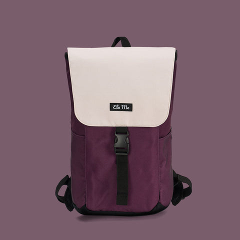 Ela Mo™ Everywhere Daypack | Grape. Ein dunkellilafarbener Rucksack mit beigem Deckel und aufgedrucktem Herstellerlogo.