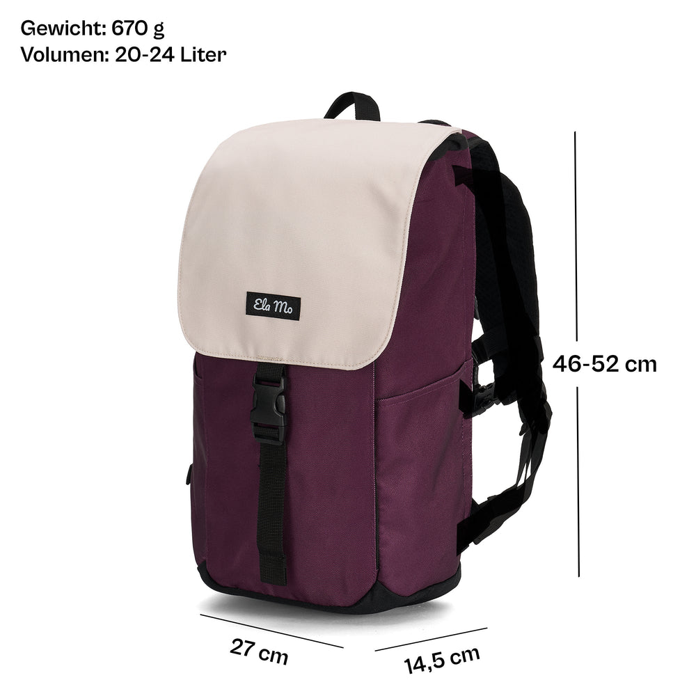 Ela Mo™ Everywhere Daypack | Grape. Ein dunkellilafarbener Rucksack mit beigem Deckel und Maßangaben auf weißem Hintergrund.
