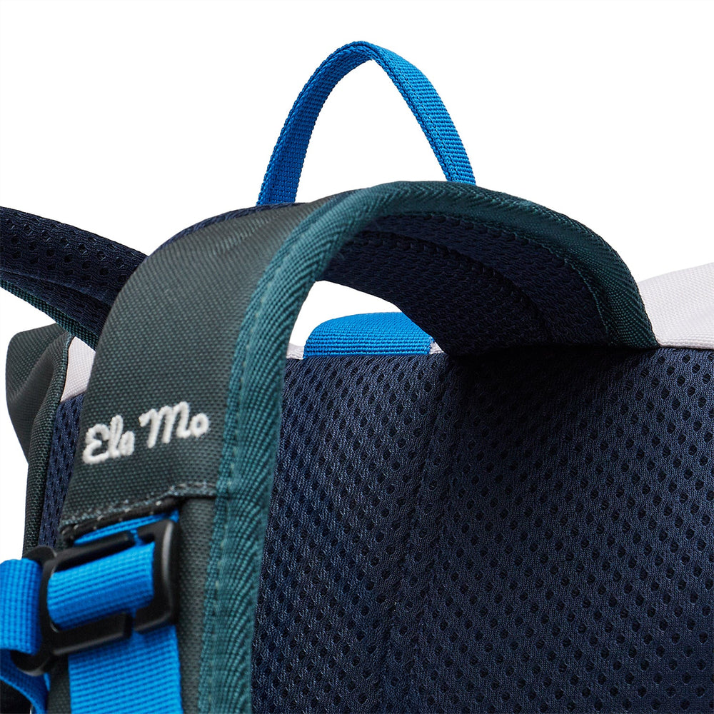 Ela Mo™ Kinderrucksack (6-10 Jahre) | Blue Mint. Nahansicht des Schulterriemens von einem grünen Rucksack.