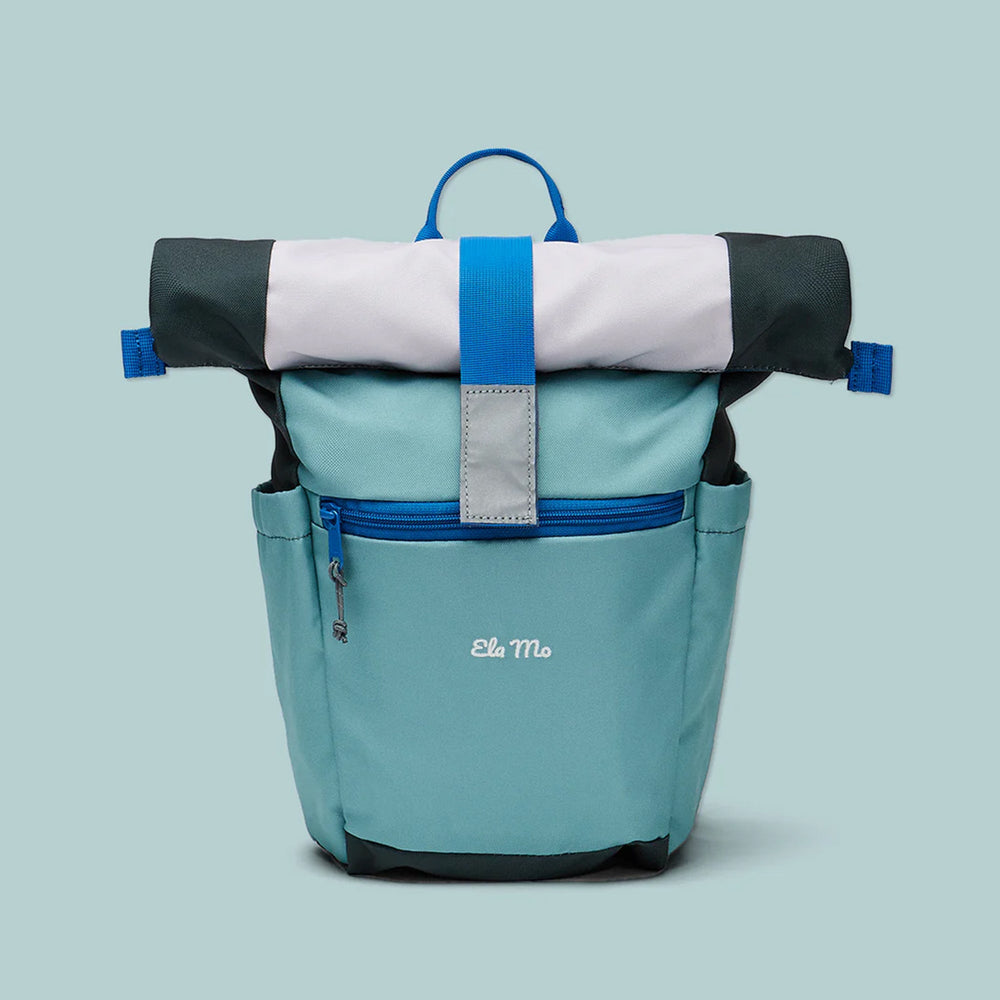 Ela Mo™ Kinderrucksack (6-10 Jahre) | Blue Mint. Ein blauer Rucksack auf blauem Hintergrund.