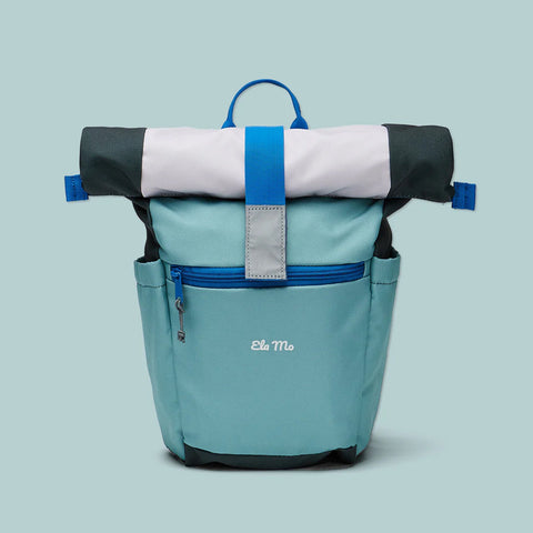 Ela Mo™ Kinderrucksack (6-10 Jahre) | Blue Mint. Ein blauer Rucksack auf blauem Hintergrund.