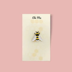 Ela Mo™ Mini Pin für Rucksäcke | Biene. Ein kleiner Pin für den Rucksack, auf einer Karte befestigt.