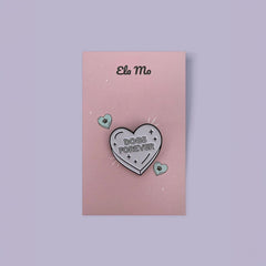 Ela Mo™ Mini Pin für Rucksäcke | Hund. Ein kleiner Pin für den Rucksack, auf einer Karte befestigt.