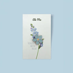 Ela Mo™ Mini Pin für Rucksäcke | Vergissmeinnicht. Ein kleiner Pin für den Rucksack, auf einer Karte befestigt.