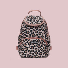 Ela Mo™ Mini Rucksack | Leo im Leoparden-Design auf einem hellrosa Hintergrund