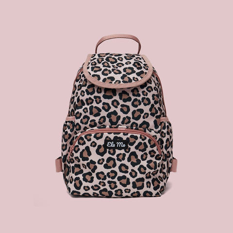 Ela Mo™ Mini Rucksack | Leo im Leoparden-Design auf einem hellrosa Hintergrund