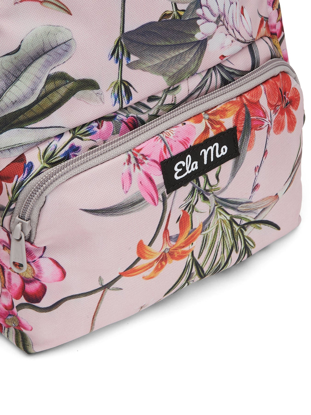 Ela Mo™ Mini Rucksack | Luxe. Kleines Außenfach des Rucksacks mit Reißverschluss und Herstellerlogo darauf.