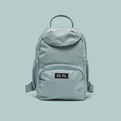 Ela Mo™ Mini Rucksack | Old Mint. Kleiner Rucksack mit Außenfach und Herstellerlogo vorne.