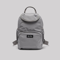 Ela Mo™ Mini Rucksack | Warm Grey. Kleiner Rucksack mit Außenfach und Herstellerlogo vorne.