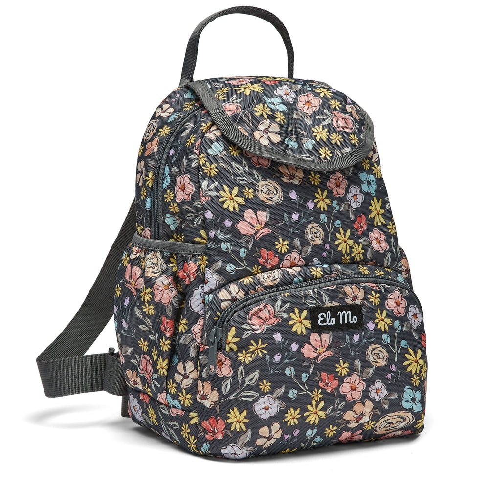 Ela Mo™ Mini Rucksack | Summer Meadows. Kleiner Rucksack mit Außenfach und Herstellerlogo vorne auf weißem HIntergrund.