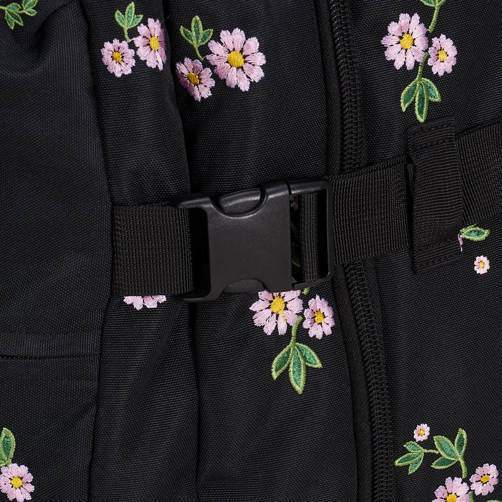 Ela Mo™ Reisetasche mit Rollen 42 Liter | Embroidery Edition Upsy Daisy. Klickverschluss der Tasche von außen.