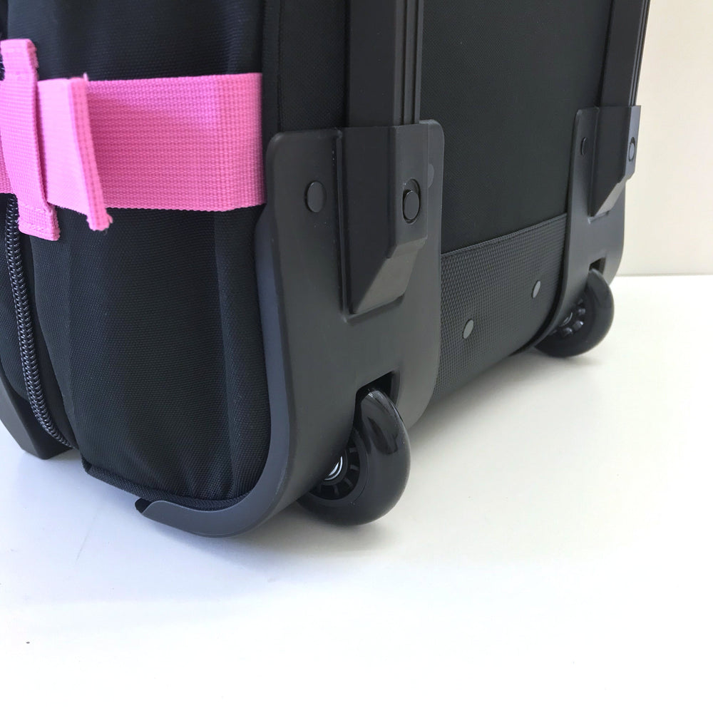 Ela Mo™ Reisetasche mit Rollen 78 Liter | Beauty in Darkness. Die Rollen der Reisetasche auf weißem Hintergrund.