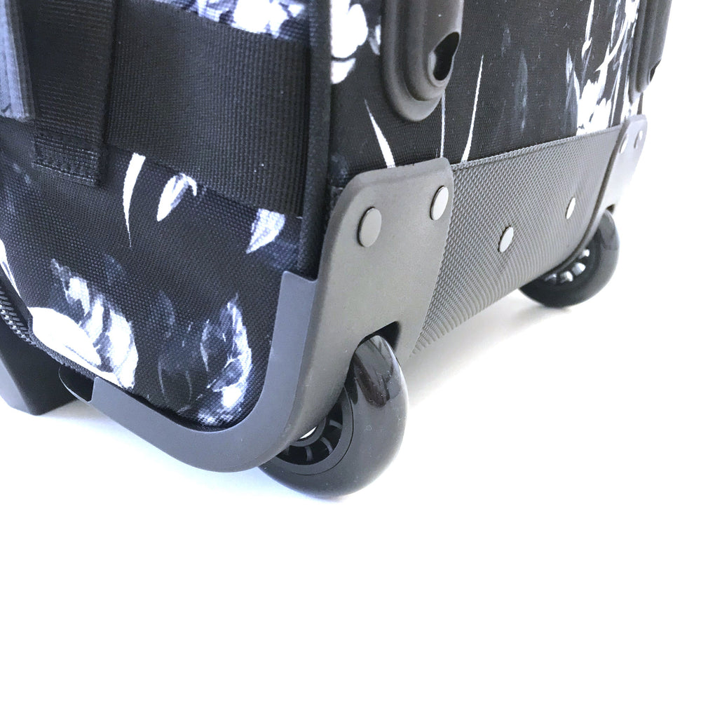 Ela Mo™ Reisetasche mit Rollen 78 Liter | Darkgrey Mint. Die Rollen der Reisetasche auf weißem Hintergrund.