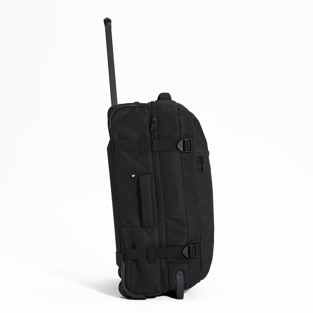 Ela Mo™ Reisetasche mit Rollen 78 Liter | Black.Reisetasche mit Klickverschluss von der rechten Seite auf weißem Hintergrund