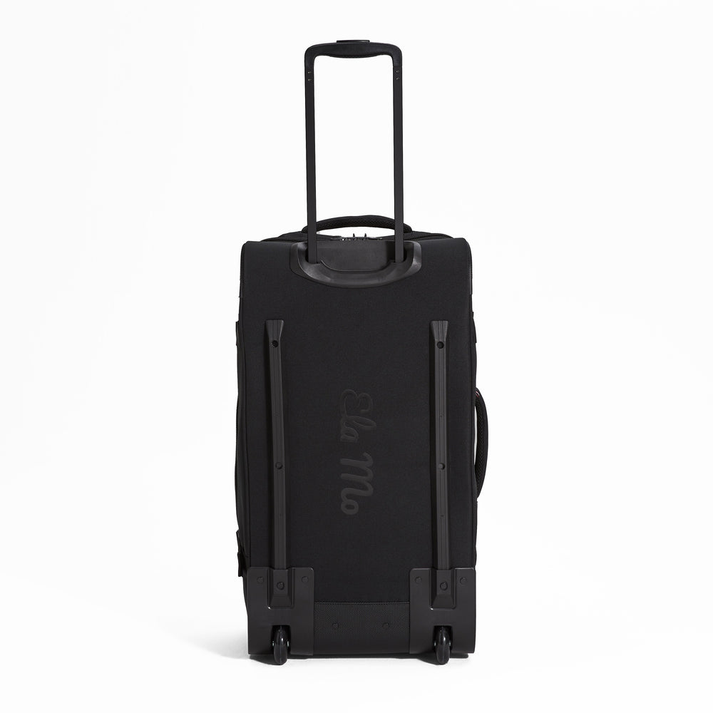 Ela Mo™ Reisetasche mit Rollen 78 Liter | Black. Die Rückseite der Reisetasche mit Rollen und Herstellerlogo in der Mitte.