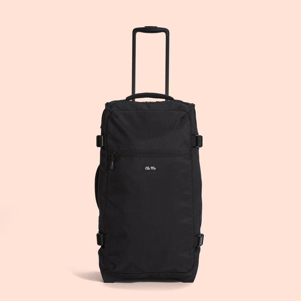 Ela Mo™ Reisetasche mit Rollen 78 Liter | Black. Eine Reisetasche mit hochgezogenem Griff und Außenfach mit Reißverschluss.