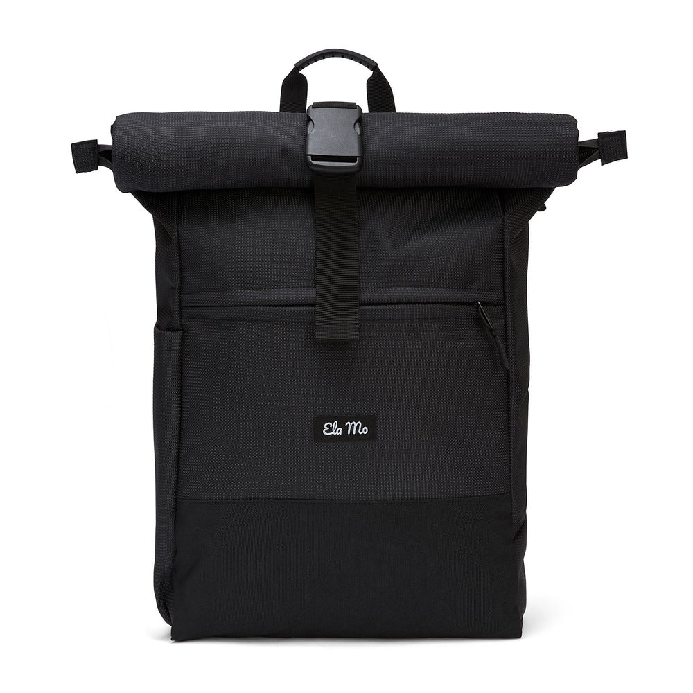 Ela Mo™ Rolltop Rucksack | Black Reflective. Rucksack mit Klett- und Klickverschluss aus Plastik auf weißem Hintergrund.