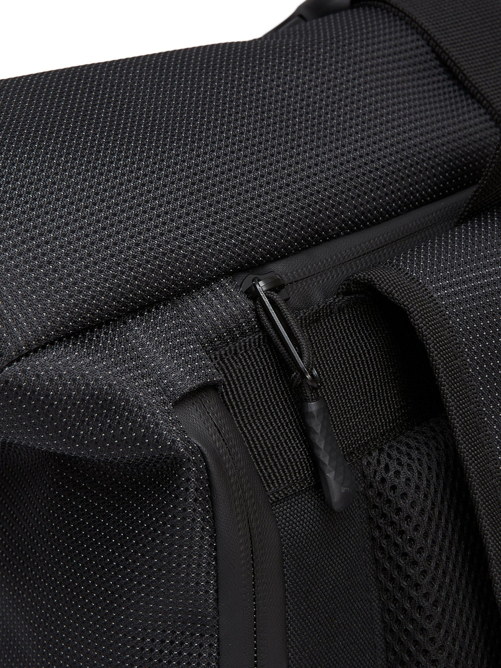 Ela Mo™ Rolltop Rucksack | Black Reflective. Reflektierender Rucksack mit Schulterriemen und Reißverschluss am oberen Teil.