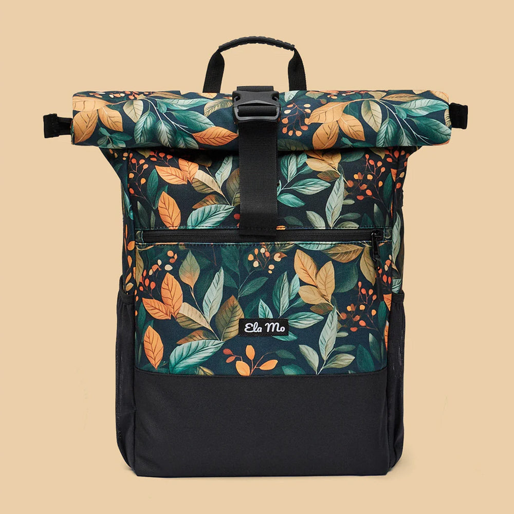 Ela Mo™ Rolltop Rucksack | Bye Bye Summer. Dunkler Rucksack mit floralem Muster vor orangem Hintergrund.