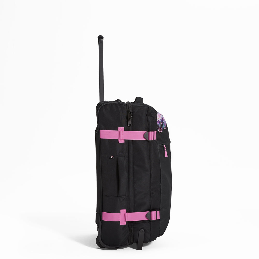 Ela Mo™ Reisetasche mit Rollen 78 Liter | Beauty in Darkness. Reisetasche mit Klickverschluss von der linken Seite.
