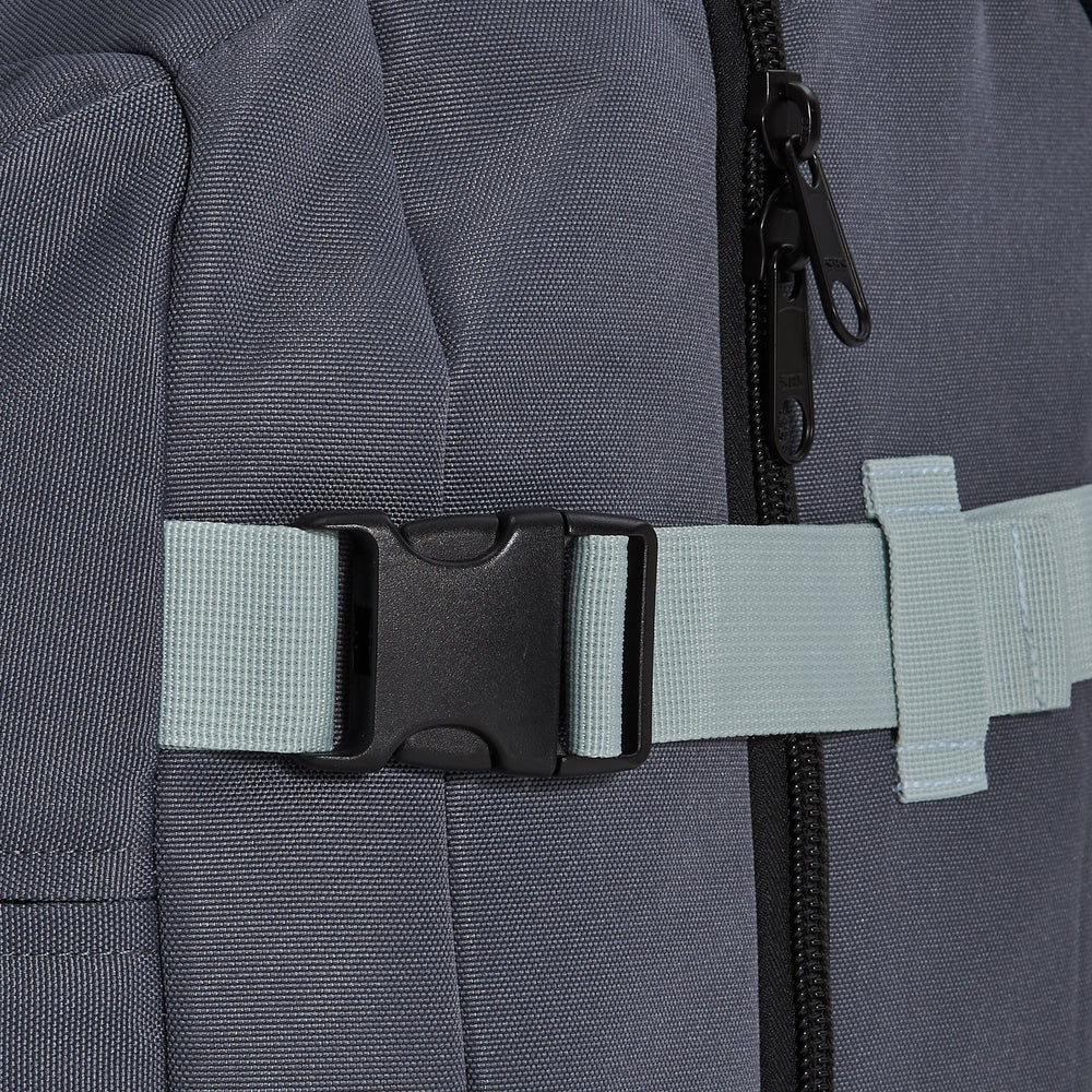 Ela Mo™ Reisetasche mit Rollen 42 Liter | Darkgrey Mint. Klickverschluss an der Seite für zusätzliche Sicherheit.