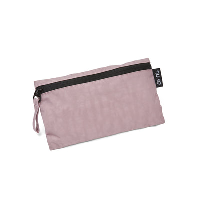 Ela Mo™ Stiftetasche | Lavender. Eine kleine rosafarbene Stifttasche mit Reißverschluss auf weißem Hintergrund.