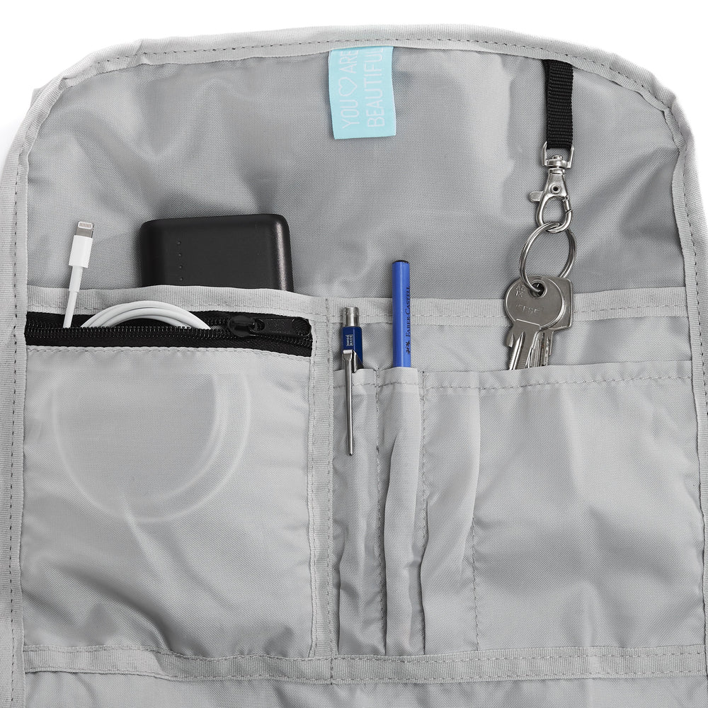 Ela Mo™ Rolltop Rucksack | Bloom! Innenbereich des Rucksacks mit kleinen Fächern und Schlüsselanhänger.