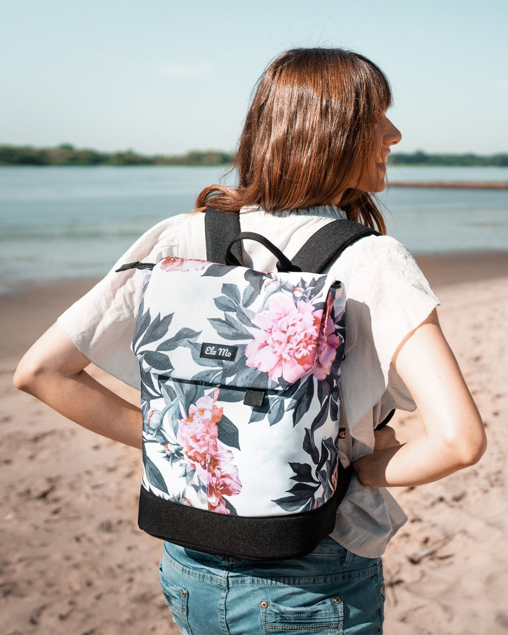Ela Mo™ Daypack Rucksack | Bloom! Eine Frau mit dem Rucksack auf dem Rücken im Freien – alltäglicher Lifestyle.