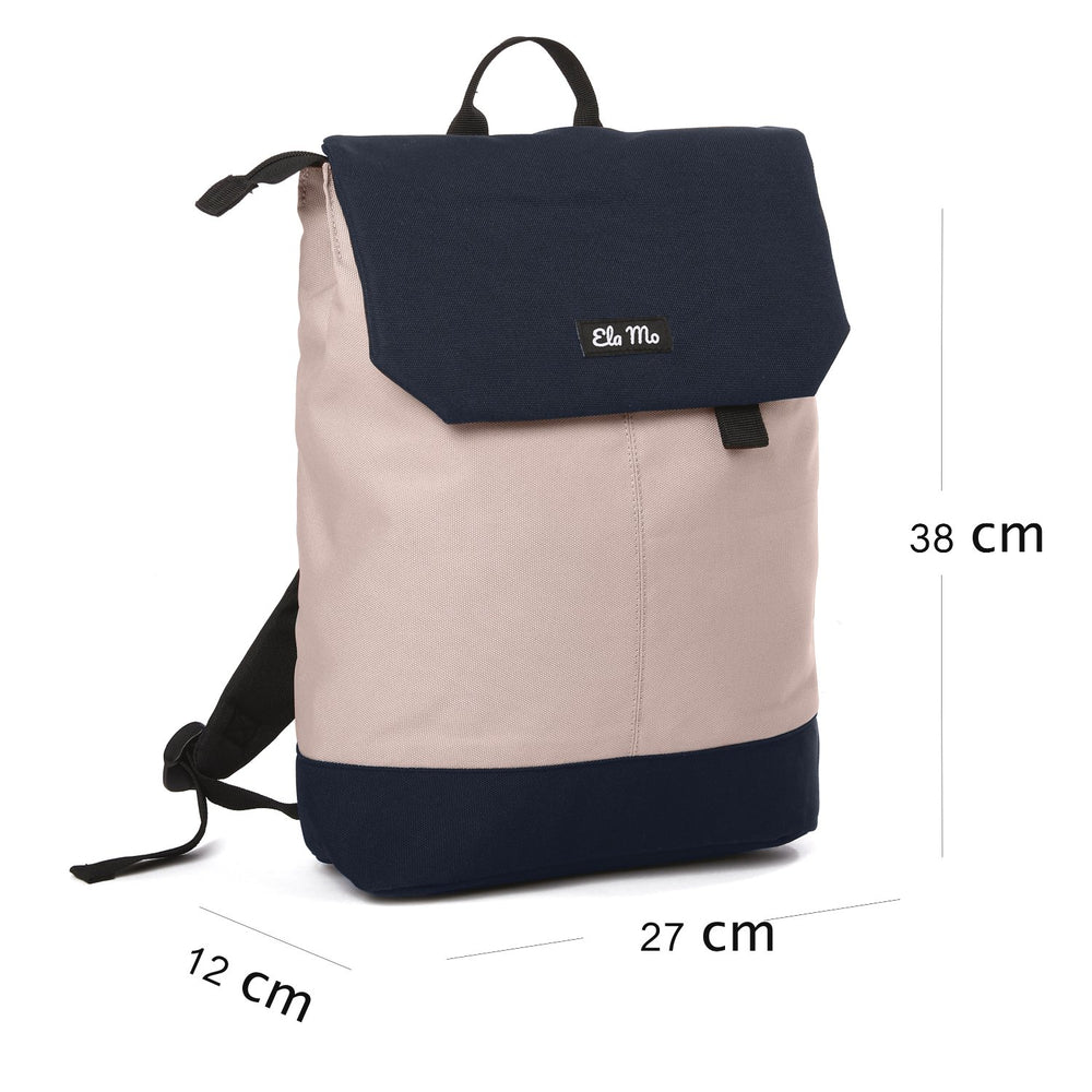Ela Mo™ Daypack Rucksack | Pink & Blue. Seitliche Ansicht des Rucksacks mit Herstellerlogo auf weißem Hintergrund.